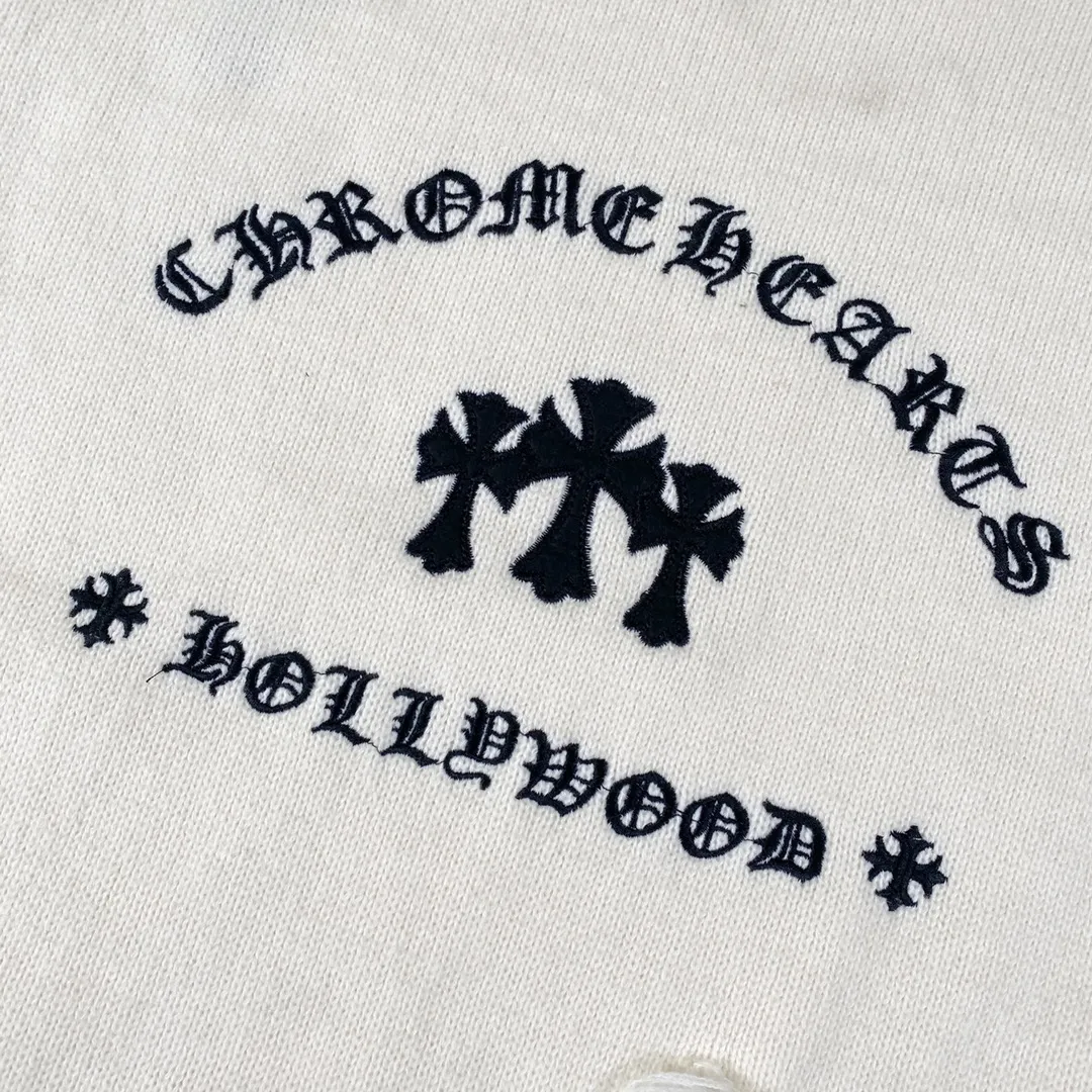 P230 High-quality Chrome Hearts CH Chrome Hearts patchwork cross hole knitted sweater pullover. The popular style is the same for men and women. It is matched with black and white. It looks good in real life. The upper body is good-looking. It looks good in daily wear. It is even more photogenic. It’s hard not to buy it. Buy it for me!!! Believe me, no one can refuse such a long Chrome Hearts jacket. The version has been expanded based on the old version. The upper body is loose and stylish, and the hem is expanded to a casual design. Fat people look extremely slim, thin people have limited height and high-end. Ten thousand yuan ZP printing, 1:1 perfect restoration, looks good when worn alone or stacked, can be easily controlled by both men and women. If you care more about quality, you must also respect the price. It is completely different from the thin see-through bottoms and junk products on the market that pill when worn. If the style makes you shine at a glance, then quality is what you should pay more attention to. Compared with price, we focus on quality. Customers who have received my products all know it. ️️️ Sweaters on the market are generally made of bract core yarn. We use modal. The advantages over core-spun yarn are very intuitive: high cost, high price, high density, relatively expensive for developers, and let us make a lot less money. In addition, it is delicate, has no scum on the upper body, resists pilling, and is high-end. We are conscientious sellers and do not use core-spun yarn. Apart from being cheap, core-spun yarn is really useless. It shrinks, pills, hooks, and makes people pierced. He is proficient in everything. It is 2024. Who doesn’t want to look decent when they go out? Quality determines the upper body effect. No matter how bad the quality, the best style is still the temperament of the urban-rural fringe. We only do long-term business. Quality determines character. Take it back and wear it with confidence and wash it. The quality of the pattern will definitely make your eyes shine. We only make the right version of high quality. We make high-end hard goods. Reject junk goods and reject fast food. Conscientious quality and conscientious price. You deserve it!  Color: Black White Gray Red Size: S M L